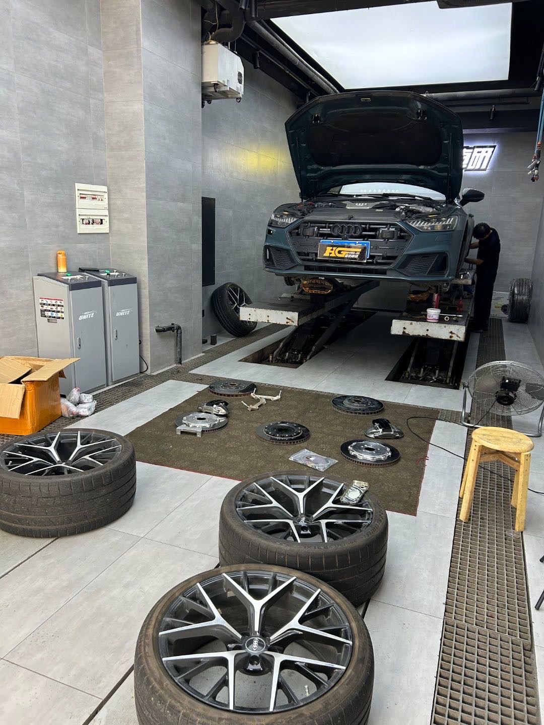 奥迪A7升级阿基波罗刹车