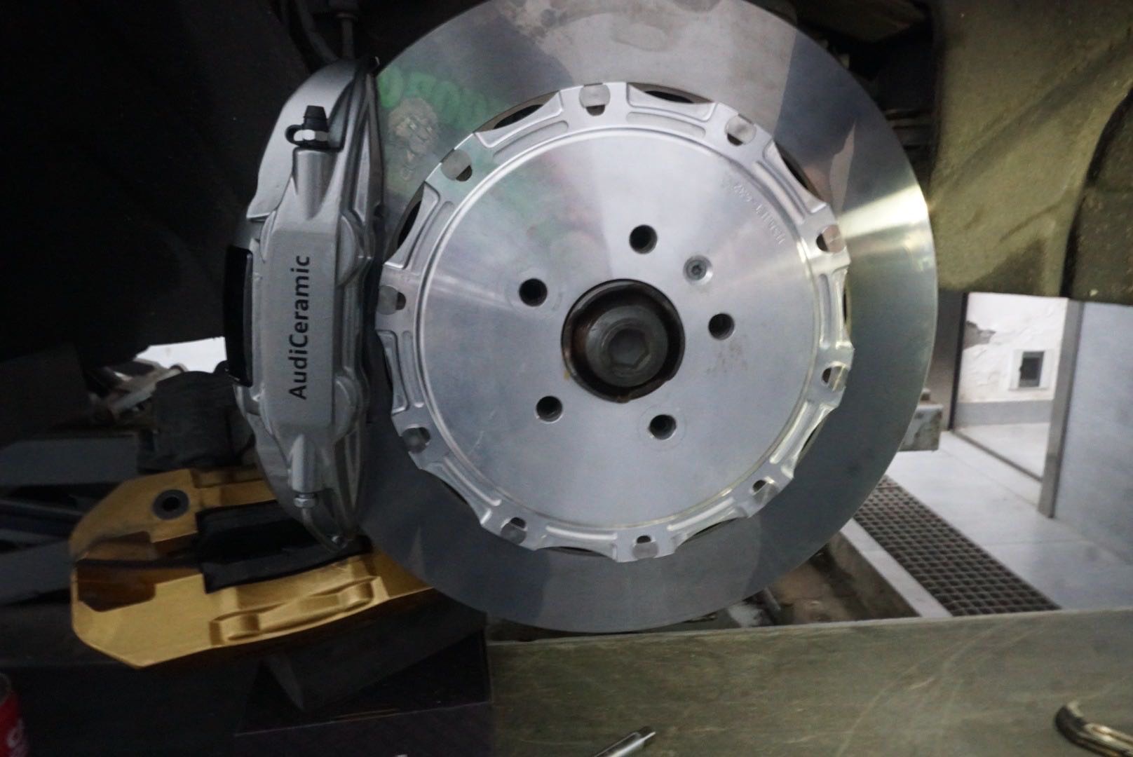 奥迪A7升级阿基波罗刹车
